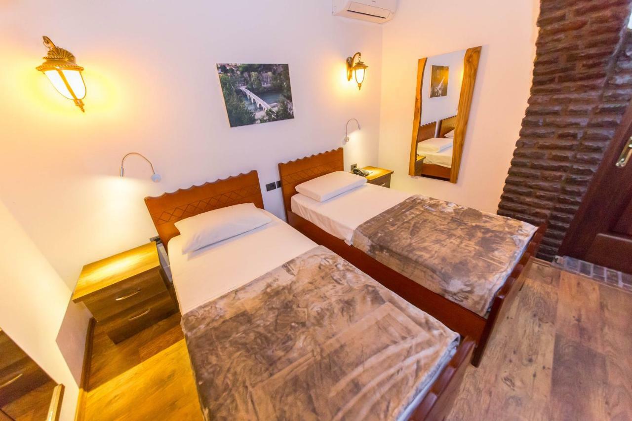 Heraklis Hotel Berat Luaran gambar